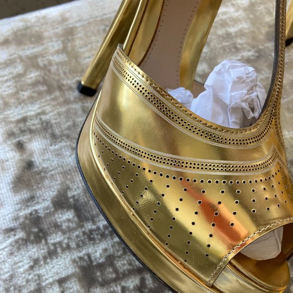 Worn once.  Pretty GOLD FENDI shoes - Picture 4 of 8